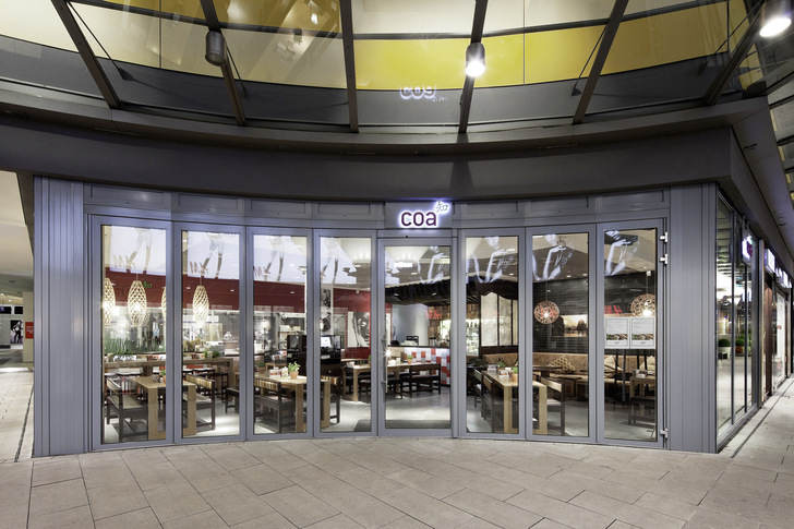 Elementgrößen bis zu 3,50 m Höhe und 1,20 m Breite mit einem Gewicht bis 150 kg lassen sich mit der SL 60-HSW-Schiebe-Wand von Solarlux umsetzen. Die Gesamt-Elementbreite ist dabei nicht begrenzt. 