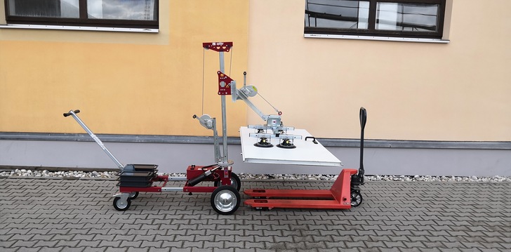 Mit dem neuen Kipparm-Zubehör für den Uplifter UPT 250 lassen sich auch Türen leicht bewegen und montieren.