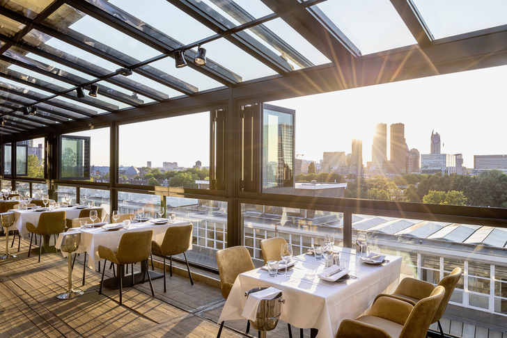 Die leichtgängige Glas-Faltwand Ecoline lässt sich mit nur wenigen Handgriffen öffnen. - © Foto: Thea van den Heuvel für Solarlux GmbH
