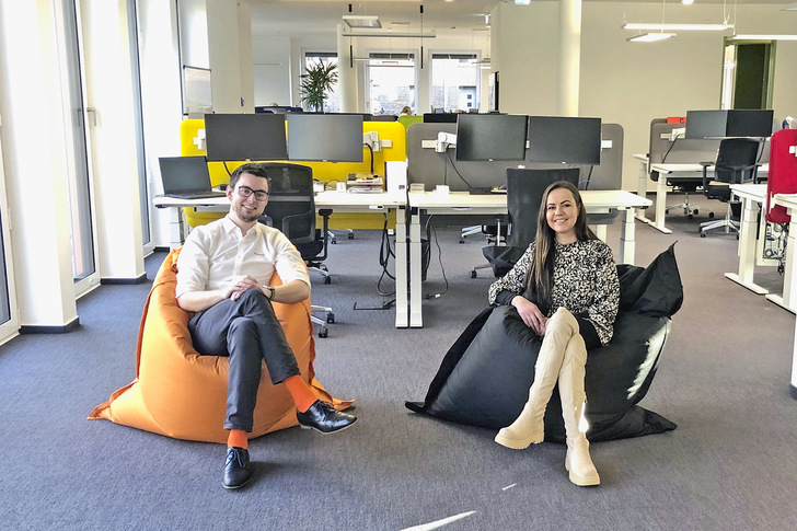 Im Duo moderieren Dora Schneider und ­Sebastian Bode Orgadatas Events auf der „R+T digital“.