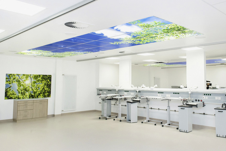 Die LED-Lichtpaneele von Kuzman Invision tauchen die Räume der Klinik in ein schönes, beruhigendes Licht.