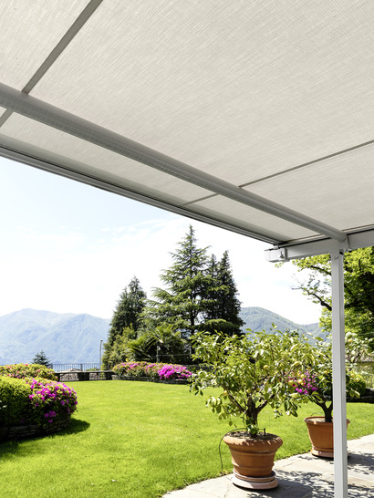 Mit der wasserdichten IPC Beschichtung ist Valora bestens als Sonnenschutz für Pergolen und Schirme geeignet,