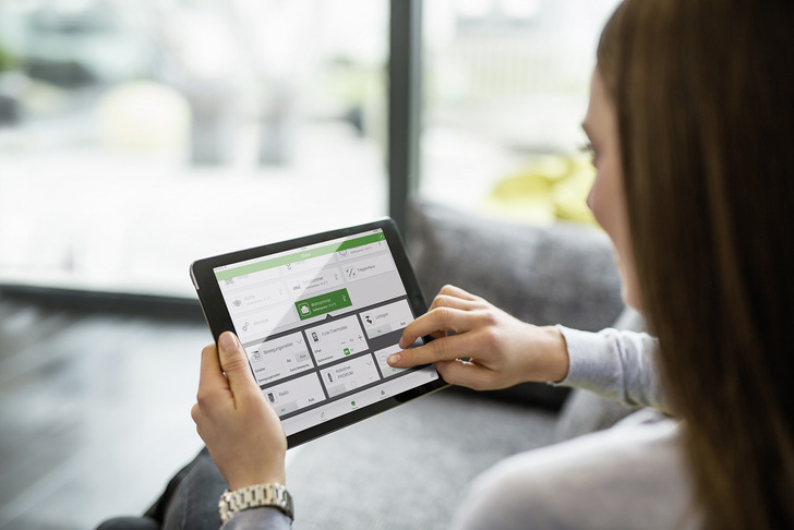 Über die Smart Friends-App für Smartphone oder Tablet lassen sich verschiedene smarte Produkte steuern und aufeinander abstimmen.