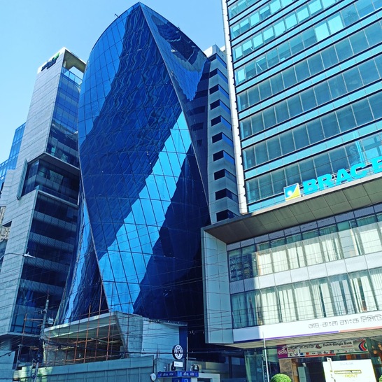 QA-Tower in Dhaka in Bangladesh: Das Erdgeschoß ist zum 14. Stockwerk um fast 90 Grad verdreht. Diese wurde mit dem VS1 System von forsterner glass+ umgesetzt. Die Isoliergläser stammen von Saint Gobain wurden bei der Montage kaltverformt.