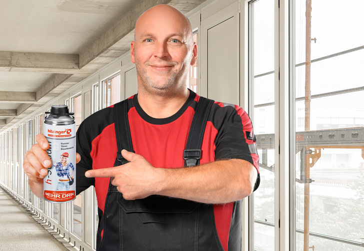 „Um eine bestmögliche Montage sicherzustellen brauche ich ein exaktes Aufmaß, das richtige Werkzeug, auf das Mauerwerk und die Elemente abgestimmte Befestigungsmittel und gut zu verarbeitende Abdichtungsmaterialien. Hilzinger hat dazu eine große und gute Produktauswahl. Wir bestellen bei Hilzinger nicht nur unsere Fenster sondern inzwischen auch das komplette Montagematerial“, sagt Montageexperte Dirk Bergmann.