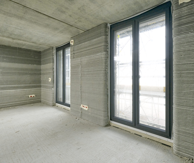 Beim Einbau der Fenster- und Türenelemente setzten die Monteure von Gugelfuss für den unteren Anschluss spezielle Unterbaudämmprofile und Fensterbankdämmkeile ein. Seitlich erfolgt die Befestigung über Laschenmontage.