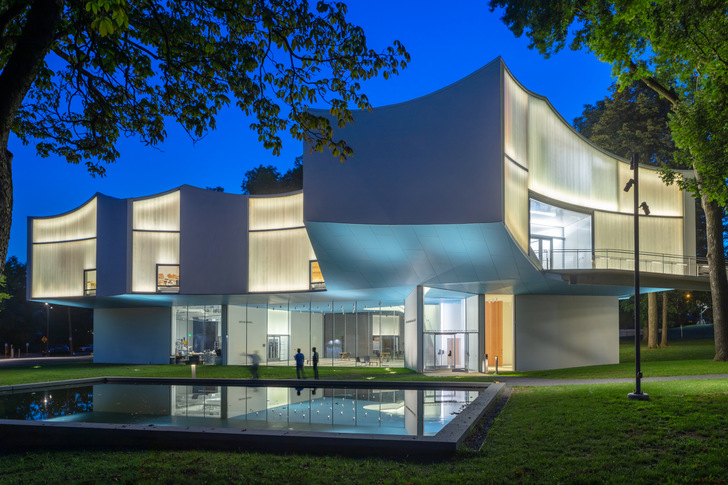 Das Winter Visual Arts Building in der Nachtansicht.