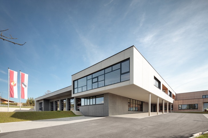 In diesem Neubau in Straßwalchen (A) sind ein Kindergarten und die neue Feuerwache  untergebracht.