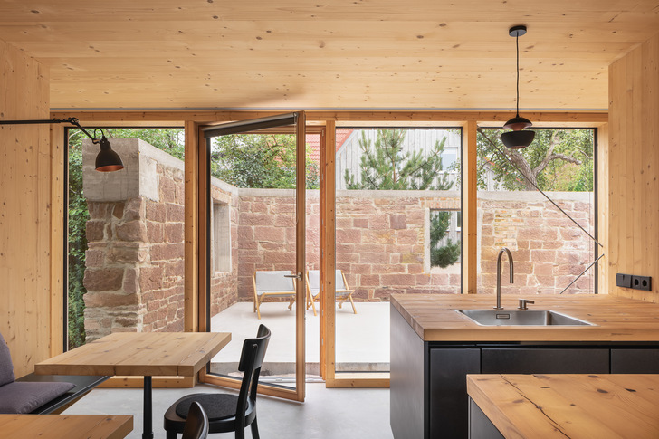 Das Haus am Muehlenbach im Nordschwarzwald von Lieb + Lieb Architekten