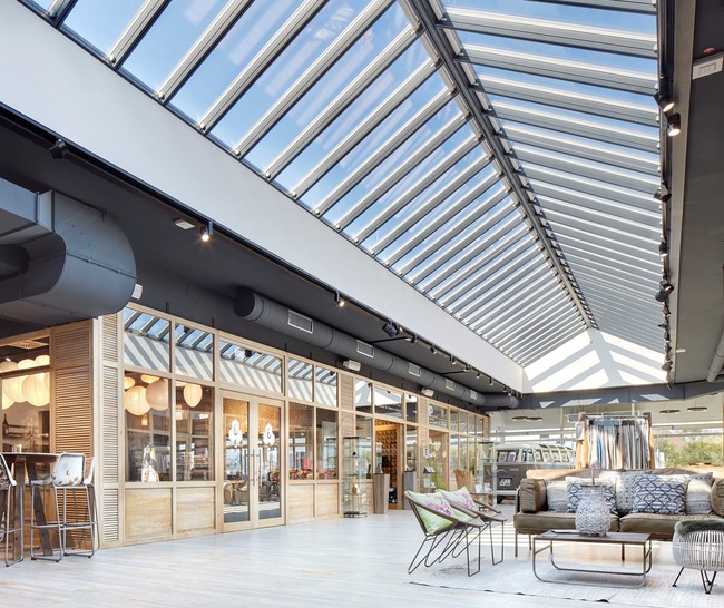 Im  „Lister Markt“ auf Sylt versorgt ein 20m langes und 4m breites Ridgelight mit 64 Velux Modular Skylights das Einkaufszentrum“ mit natürlichem Tageslicht. Die Modular Skylights sind  zudem Teil des Lüftungs- und Brandschutzkonzepts.