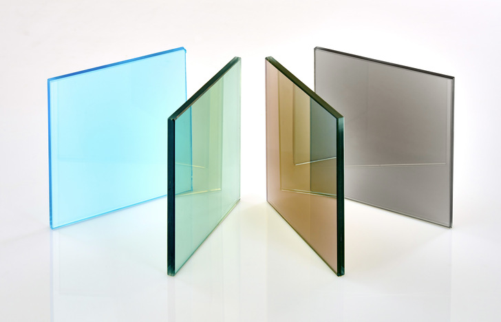 Die neuen Farbvarianten der Strato Folien bietet alle Vorteile von Sicherheitsglas für den Fassadeneinsatz.