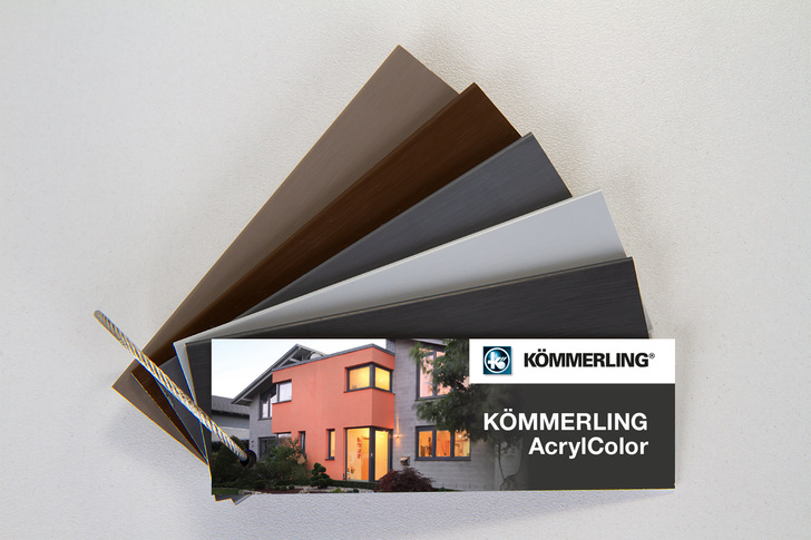 Kömmerling AcrylColor ist in fünf Farben erhältlich, in vier zeitgemäßen Grautönen sowie im trendigen Sepiabraun.