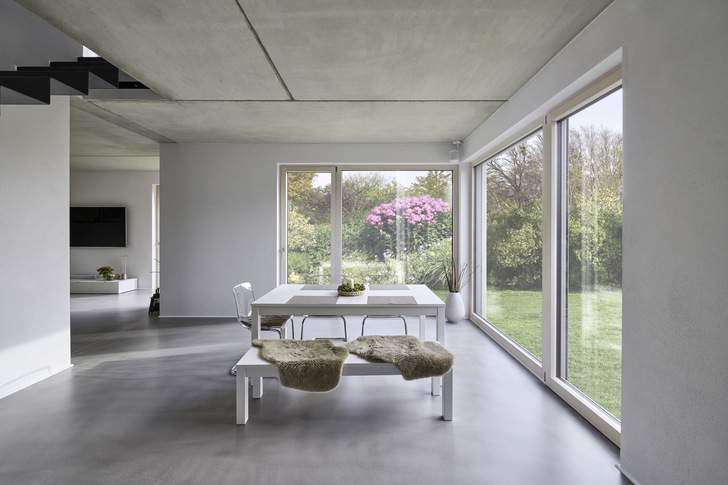  Bei diesem Eigenheim wurden Isoliergläser mit Climatop Eclaz verbaut. Dieses Glas von Saint-Gobain bringt eine bis zu 11% höhere Lichttransmission und bis zu 15% höhere solare Energiegewinne. 