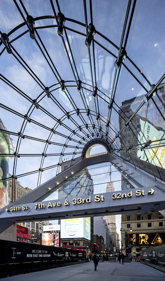 Die filigrane seele Seilfassade des neuen Penn Station Eingangs in New York ist mit gekrümmten Glas-Laminaten ausgefacht.