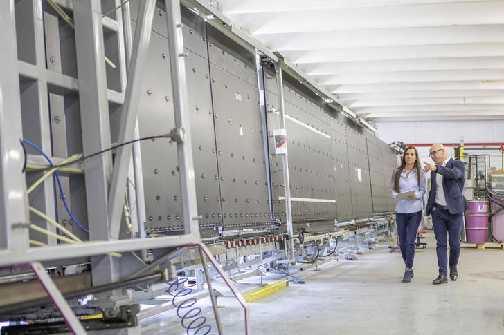 Von kompletten Isolierglas-Linien bis hin zu Einzelmaschinen hat Glastronic alles im Angebot. - © Foto: Lisec
