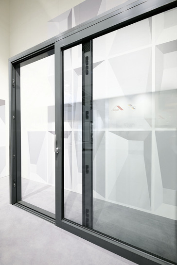 Wer bei Schiebesystemen besonderen Wert auf Sicherheit legt, muss keine Kompromisse bei der Optik machen. Dafür sorgt nach Aussage des Herstellers das Beschlagprogramm „Roto Patio Inowa“. So seien inzwischen zahlreiche Kunststoff-, Aluminium- und Holzlösungen namhafter (Profil-)Anbieter mit individuellen Produktkonfigurationen ausgestattet und mit Erfolg geprüft worden.