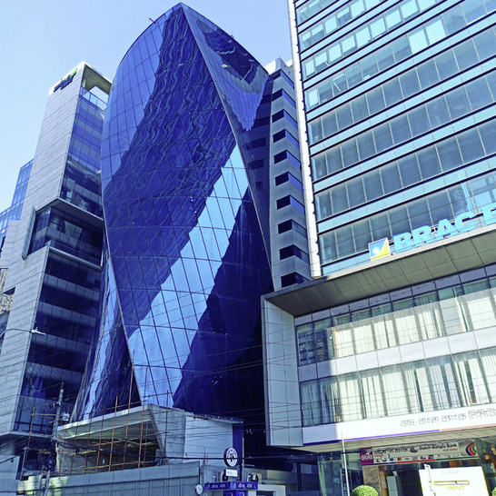 QA-Tower in Dhaka in Bangladesch: Das Erdgeschoss ist zum 14. Stockwerk um fast 90 Grad verdreht. Die Fassade wurde mit dem VS1 System von forstner glass + umgesetzt. Die Isoliergläser von Saint Gobain wurden während der Montage kaltverformt und anschließend eingebaut.