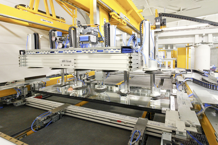 Die Glasscheiben werden präzise ausgerichtet, bevor sie im Flügel­rahmen positioniert und im Fall der STV angedrückt ­werden.