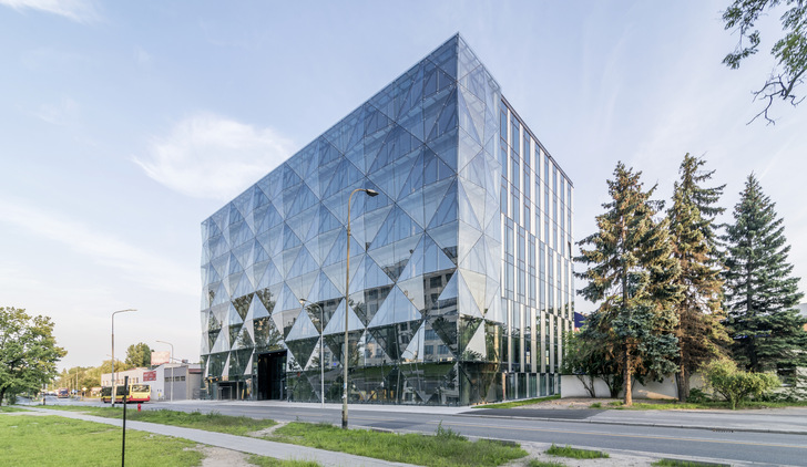 Für das Diamentum mit seiner besonderen Straßenansicht wurde das Aluprof System MB-SR50N eingesetzt. 