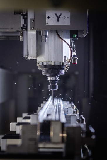 Direkter Draht zwischen Büro und Werkstatt: Die Maschinen bekommen die Fertigungs­informationen direkt aus Logikal.