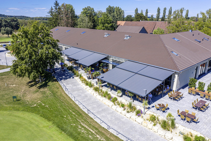 Die Pergolas von markilux bieten auf den Außenterrassen des „genusswerks“, dem Restaurant und Café am Golfpark Karlsruhe, guten Schutz vor Sonne, Wind und Regen.