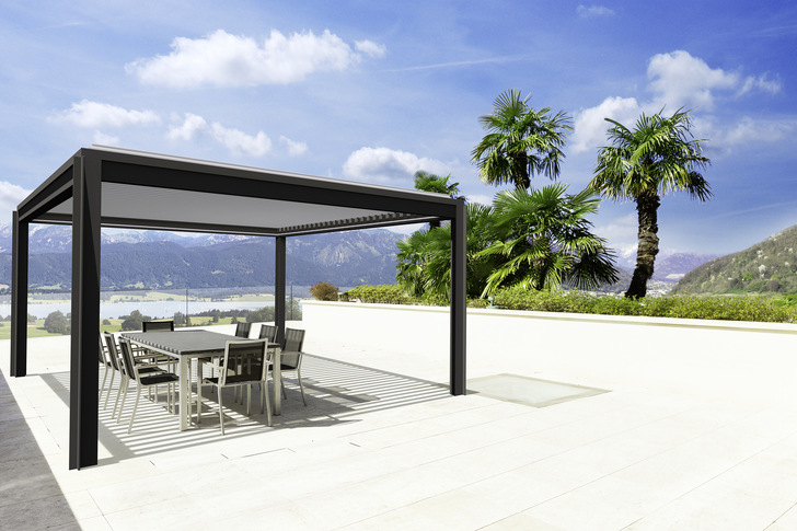 Die Solar-Pergola von Solavinea fügt durch ihr schlankes, zeitloses Design gut in jede Terrassen-Situation ein.