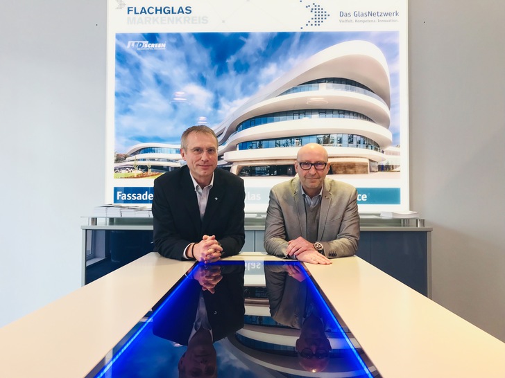 Thomas Stukenkemper (i.) und Michael Scheer, die Geschäftsführer der Flachglas MarkenKreis GmbH, im Gespräch mit der GLASWELT. - © Matthias Rehberger / GLASWELT
