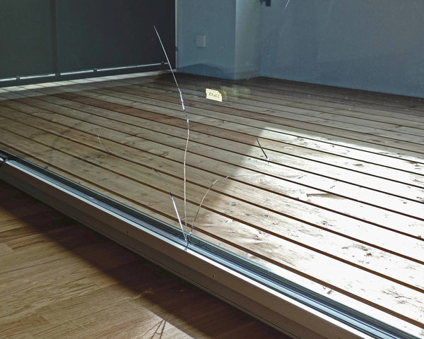 Ein thermischer Glasbruch kann beispielsweise durch eine Teilbeschattung der Scheibe ausgelöst werden, etwa durch ein Sofa, dass direkt hinter der Scheibe steht.