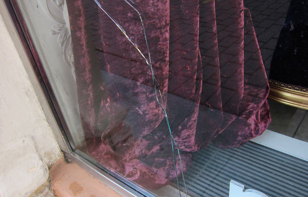 Dieser Vorhang verursachte eine örtliche Erwärmung des Schaufensterglases und führte zu einem doppelten thermischen Bruch der beiden Einzelscheiben des VSG des Schaufensters.