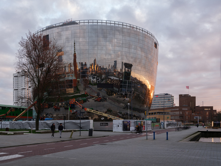 Nur Spiegel in der Fassade, über 1600 Spiegel-Elemente sind in der SG Fassade von Jansen verbaut.