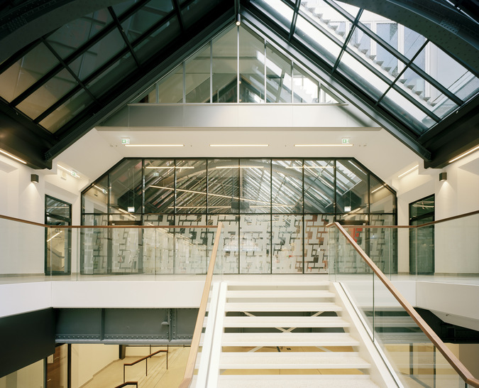 Die Architekten verfolgten mit der Sanierung das Ziel, den Gesamtcharakter des Gebäudes mit seiner historischen Fassade sowie der zentralen Glashalle mit ihrer historischen Stahlkonstruktion zu erhalten.