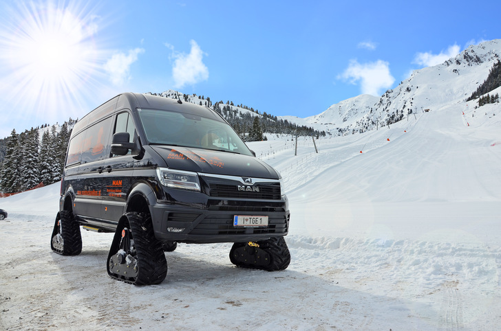 Mit dem Raupen-Transporter von MAN können Handwerker auch schwer zugängliche Einsatzorte anfahren. - © MAN
