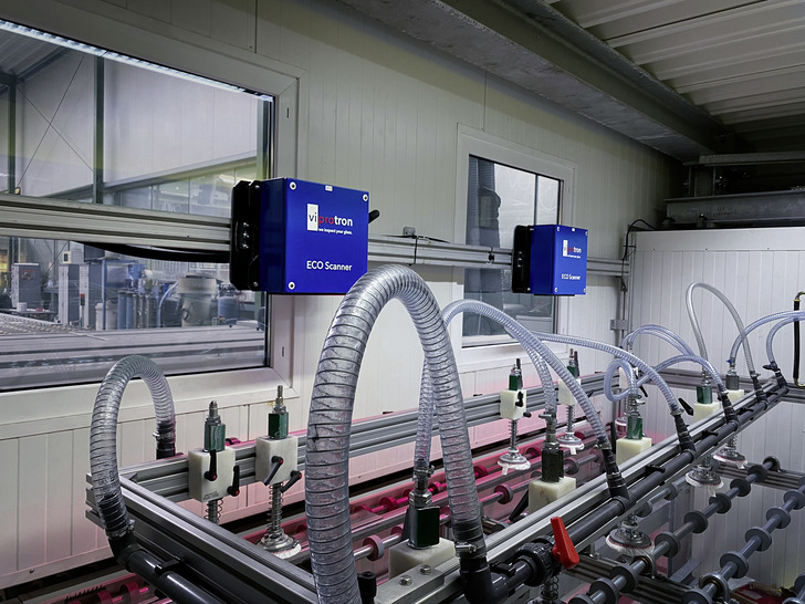 Die kompakten Kamera-Köpfe des Viprotron Scanners wurden bei Nowak in Wattenscheid horizontal über der VSG-Linie installiert. - © Bild: Viprotron
