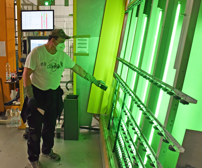 Das gelieferte Isolierglas wird hier in das System eingelesen und auf seine Qualitätsmängel hin überprüft.