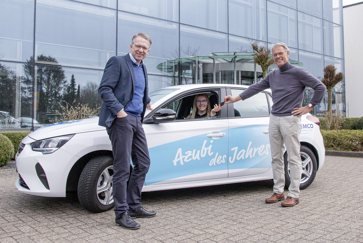 Die Siegerin darf für ein Jahr das „Azubi des Jahres Auto“ nutzen (v. l.): Bernhard Feldmann (KGF Semcoglas Kropp), Nele Petersen (Azubi des Jahres 2020) und Hermann Schüller (Geschäftsführender Gesellschafter) - © Bild: Semcoglas
