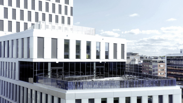 04: Die 82 m2 große Glasfront der Cafeteria des ORKLA City Komplexes in Oslo besteht aus 23 unterschiedlich ­großen eyrise Flüssigkristallscheiben