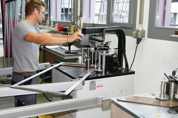 Das Holz-Aluminiumfenster hat in der Schweiz weiter Marktanteile hinzugewonnen. . Hier eine Aluminiumrahmen-Produktion beim Holz-Aluminium-Experten von Euw in Rothenturm in der Schweiz.