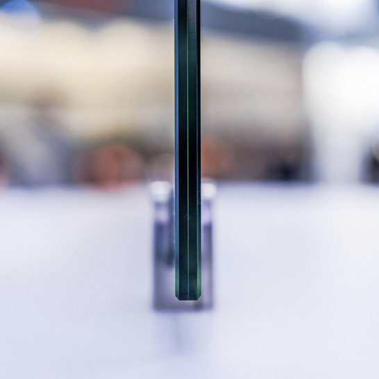 Sieht auf den ersten Blick wie ein VSG aus, ist aber ein Isolierglas: ein Fineo Vakuum-Isolierglas mit einen SZR von nur 0,1 mm Dicke.