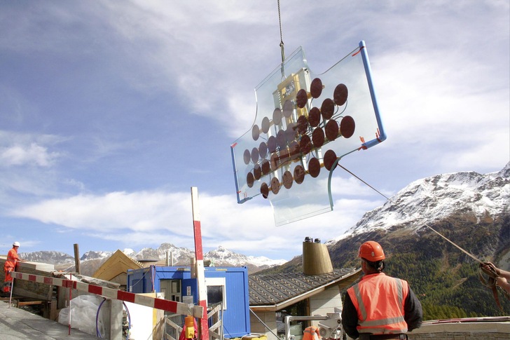 Der Pannkoke Vakuumheber Kombi 7441-DmS6H beim Einsatz in den Schweizer Bergen, um eine 2000 kg schwere Scheibe einzubauen. - © Foto: Pannkoke
