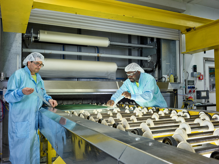 Brandschutzglasfertigung Fertigung von Polygard im Reinraum am neuen Standort in Würselen.