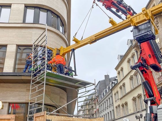 Die Montagegeräte hingen bei der Montage an einen Autokran; die Heavydrive Kontertraverse wurde dann per Funkfernbedienung vom Bediener zur Einbauöffnung bewegt. - © Heavydrive
