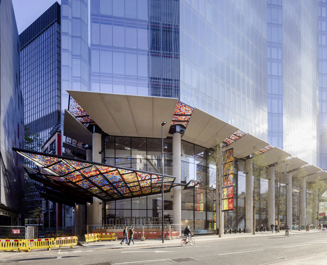 Inspiriert von historischen Zunftwappen schuf Alexander Beleschenko sein außergewöhn­liches Kunstwerk an derFassade der neuen LondonerLandmarke „22 Bishopsgate“. - © Foto: Simon Kennedy
