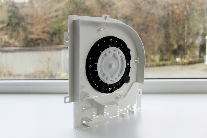 Die speziell für Mini-Aufsatzelemente und Neubau-Aufsatzkästen konzipierte Ablagerung (hier in ­einem Kopfstück verbaut) zeigt sich passgenau und ist ­Problemlöser zugleich.