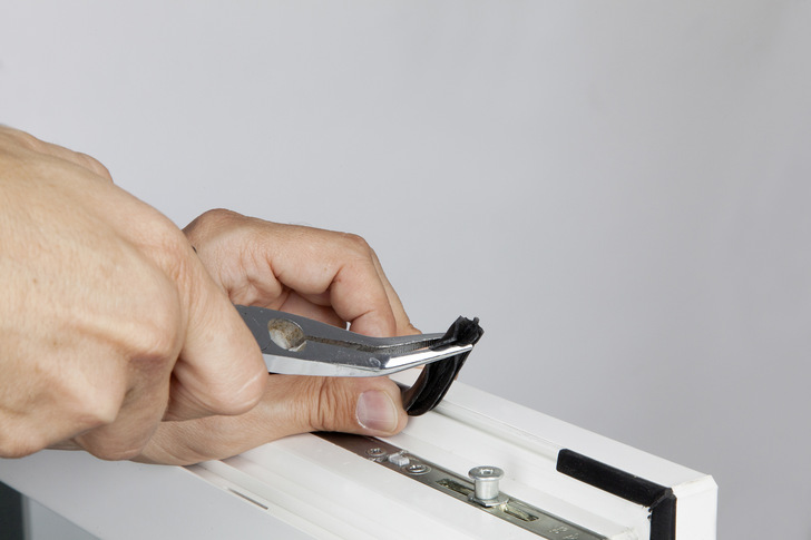 Im ersten Schritt wird die Flügelüberschlagsdichtung entfernt.