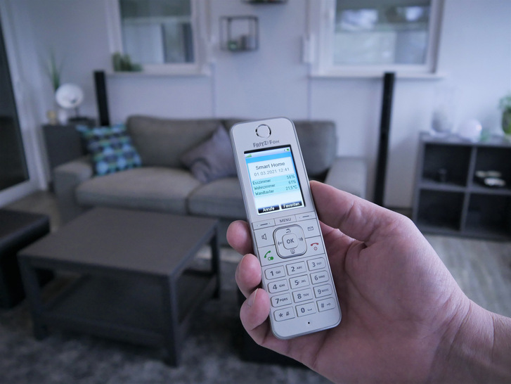 Mit der Kombination aus elektrischem Gurtwickler und der FRITZ!Box ist ein automatisierter Sicht- und Sonnenschutz im Handumdrehen per FRITZ!Fon eingerichtet.