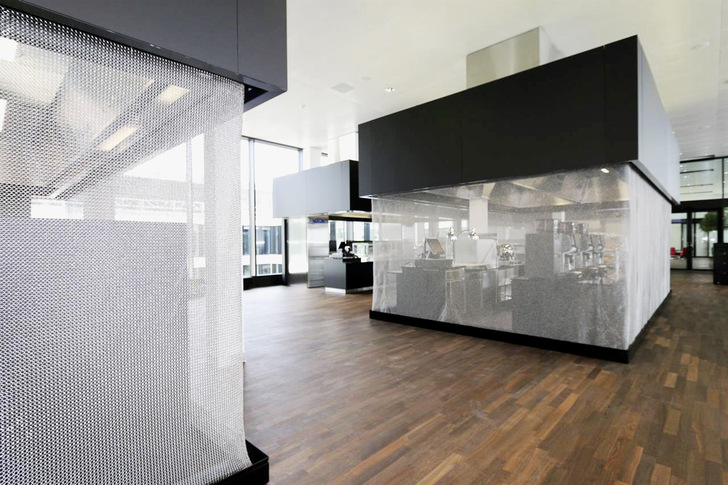 Die Schutzvorrichtung besteht aus einem einzigen nahtlosen Stück Metall­ringgeflecht ohne Boden- oder Führungsschienen.