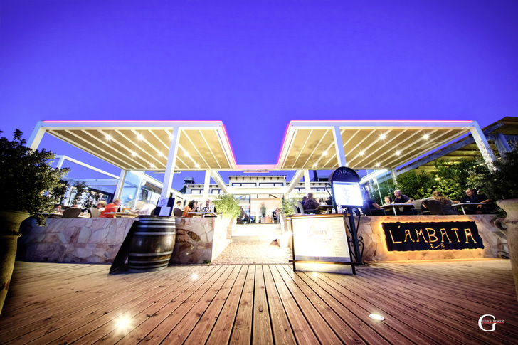 LED Lichtbänder an der faltbaren Dachstruktur ­schaffen Abends ein angenehmes ­Ambiente für die Gäste. - © Foto: KE
