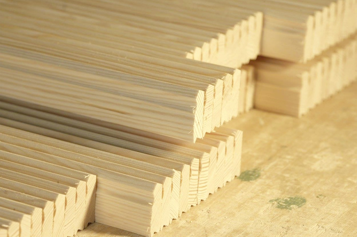 Holz ist ein natürlic﻿her Rohstoff, der ökologische Vorteile gegenüber ­anderen Materialien vor allem im Bau­wesen hat. Bei der ­Herstellung ­technischer Rohstoffe werden stets ­fossile Energieträger eingesetzt. Holz dagegen wird ausschließlich mit Sonnen­energie produziert.﻿