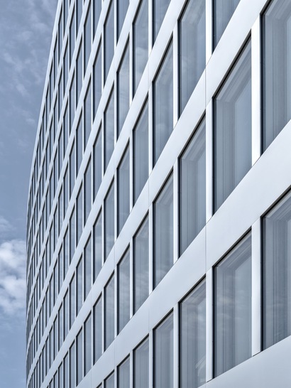 Der Fassadentyp für „The Circle“ wurde von der Josef Gartner GmbH als  Closed Cavity Fassade (CCF) ausgeführt, für die unter anderem  Gewe-safe  VSG-Scheiben von Schollglas zum Einsatz kamen.