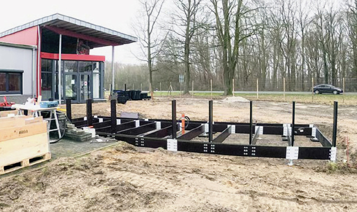 Der Untergrund kann eine befahrbare Oberfläche oder auch eine nichtbefahrbare, entsprechend druckfest hergerichtete Oberfläche sein.